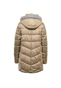 Beige gepolsterte Jacke mit einem Zickzackmuster, ausgestattet mit einer grauen Kapuze und einem mittellangen Design. Das Material wirkt glatt und leicht.