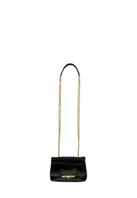 Borsa a mano in pelle nera con finitura lucida, tracolla in catena dorata e forma rettangolare. Presenta un logo con targa dorata sulla parte frontale.