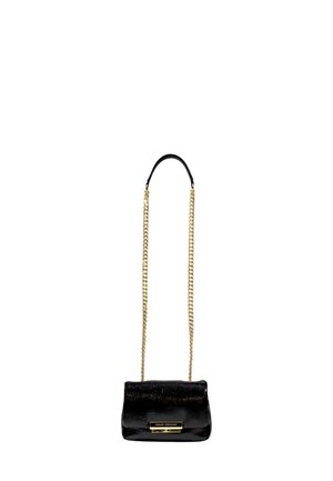 Sac à main en cuir noir au fini brillant, avec une chaîne en or et une forme rectangulaire. Présente un logo en plaque dorée à l'avant.