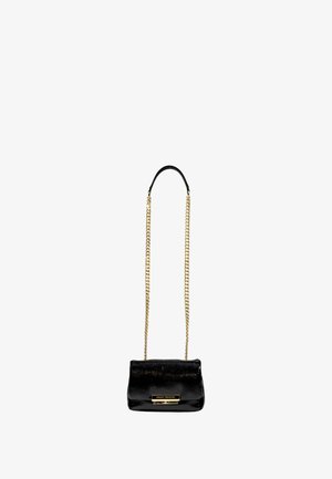 Borsa a mano in pelle nera con finitura lucida, tracolla in catena dorata e forma rettangolare. Presenta un logo con targa dorata sulla parte frontale.