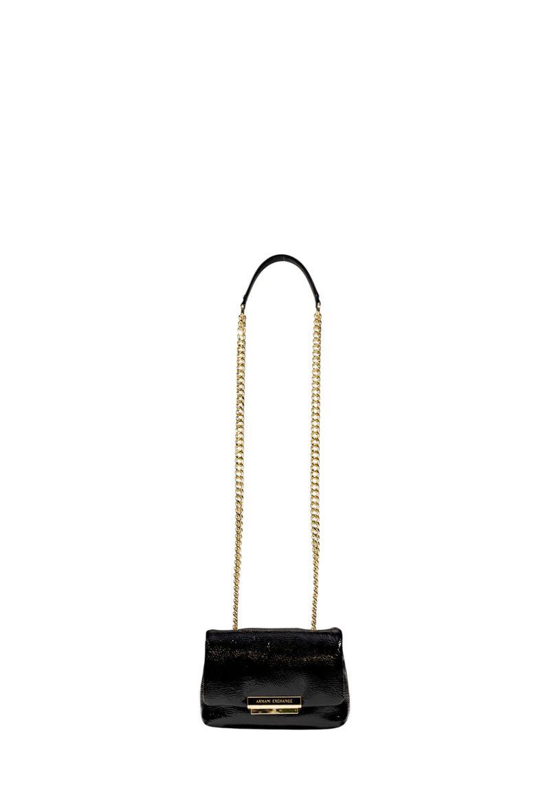 Borsa a mano in pelle nera con finitura lucida, tracolla in catena dorata e forma rettangolare. Presenta un logo con targa dorata sulla parte frontale.