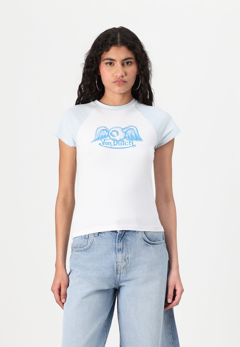 Valkoinen T-paita, jossa vaaleansiniset raglan-hihat ja sininen graafinen logo, jossa on siivet. Pehmeä kangas, istuva malli, pyöreä pääntie.