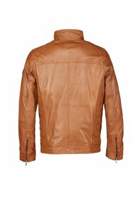 Chaqueta de cuero marrón con cuello alzado, detalles acolchados en los hombros y puños con cremallera. Textura suave con costuras limpias.