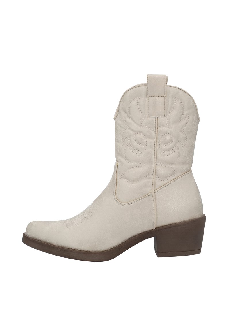 Bota cowboy de ante beige con puntera puntiaguda, bordados intrincados en el caña, tacón cuadrado y una lengüeta para facilitar su uso.