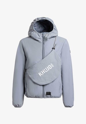 Lysegrå hættejakke med frontlynlås og matchende crossbody-taske med mærket "KHUJO 2001" på brystet.