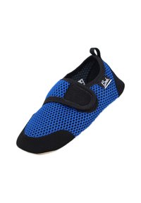 Blauwe mesh schoen met een zwarte suede neuskap en klittenbandsluiting. Lichte uitvoering heeft een adem bovenkant en een textuurzool voor grip.