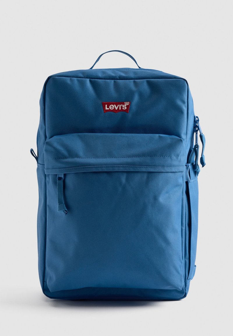 Mėlynas audinio kuprinė, turinti priekiniame kišenę, viršutinę rankeną ir raudoną Levi's logotipą. Lygi tekstūra su užtrauktukų uždarymu šonuose.