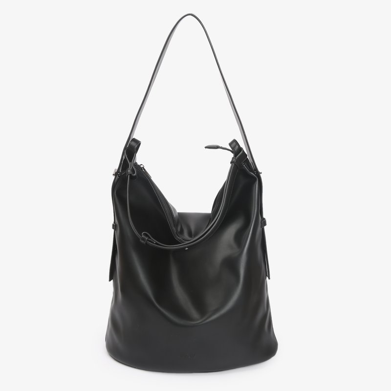 Schwarze, weiche Leder-Umhängetasche mit einem einzigen Riemen und einem oberen Reißverschluss, leicht lässig mit einem minimalistischen Design.