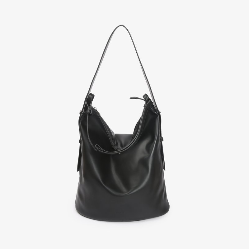 Bolsa de ombro preta em couro suave com uma alça única e um fecho de correr na parte superior, ligeiramente mole, com um design minimalista.