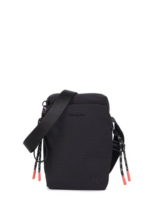 Petit sac bandoulière noir avec sangle réglable, fermeture éclair et cordons à embouts rouges pendent sur les côtés.