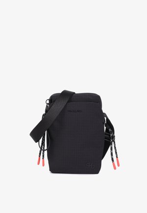 Petit sac bandoulière noir avec sangle réglable, fermeture éclair et cordons à embouts rouges pendent sur les côtés.