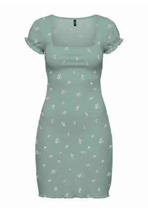 Lys grøn tætsiddende kjole med korte pufærmer, firkantet halsudskæring og lille hvidt blomsterprint over det hele.