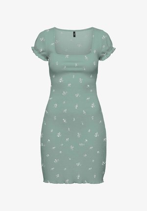 Vestido ajustado de color verde claro con mangas cortas abullonadas, escote cuadrado y pequeño estampado floral blanco por todo el vestido.