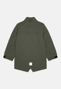Giacca parka verde dalla forma rilassata. Presenta un colletto alto, chiusure a pressione, polsini elasticizzati e una toppa quadrata con logo all'orlo posteriore.