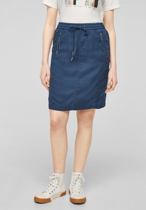 Marinblå knälång kjol med elastiskt midjeband, snörning och två blixtlåsfickor; slät, lättviktig tyg.