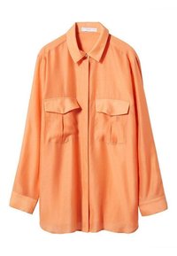 Camicia arancione a maniche lunghe realizzata in un tessuto liscio, con una chiusura frontale a bottoni e due tasche sul petto. Leggermente strutturata con una vestibilità rilassata.