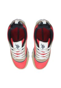 Červené a béžové sportovní boty s bílými tkaničkami, černými akcenty a logem na jazyku. Mají texturovanou podrážku pro lepší přilnavost.