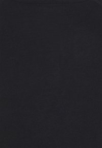 T-shirt noir à col rond avec un motif floral en relief discret sur le devant.