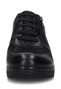 Sneaker nere con una combinazione di pelle liscia e tessuto testurizzato, caratterizzato da sei fori per i lacci, lacci rotondi e un dettaglio con zip laterale.