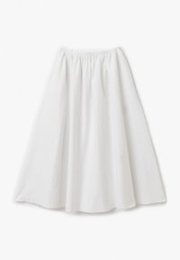 Jupe blanche, longueur genou, en tissu léger avec une taille froncée et une silhouette évasée. Texture lisse sans motifs visibles.