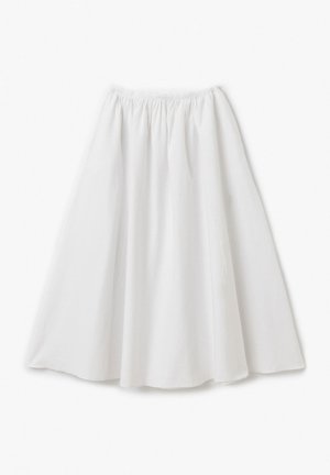 Falda blanca hasta la rodilla hecha de un tejido ligero con una cinturilla fruncida y una silueta acampanada. Textura suave sin patrones visibles.