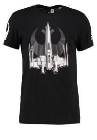 Černé tričko Adidas s bílou grafikou X-wing stíhačky a vybledlým symbolem Rebel Alliance za ním.
