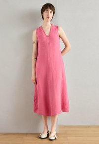 Roze laneni midi haljina s V-izrezom, bez rukava i opuštenog kroja, sa ravnim rubom i suptilnom teksturom.
