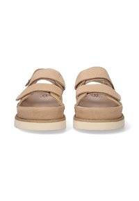 Sandalias de ante color marrón con dos correas ajustables, una plantilla acolchada y una suela de goma de color claro. Diseño plano adecuado para el uso diario.