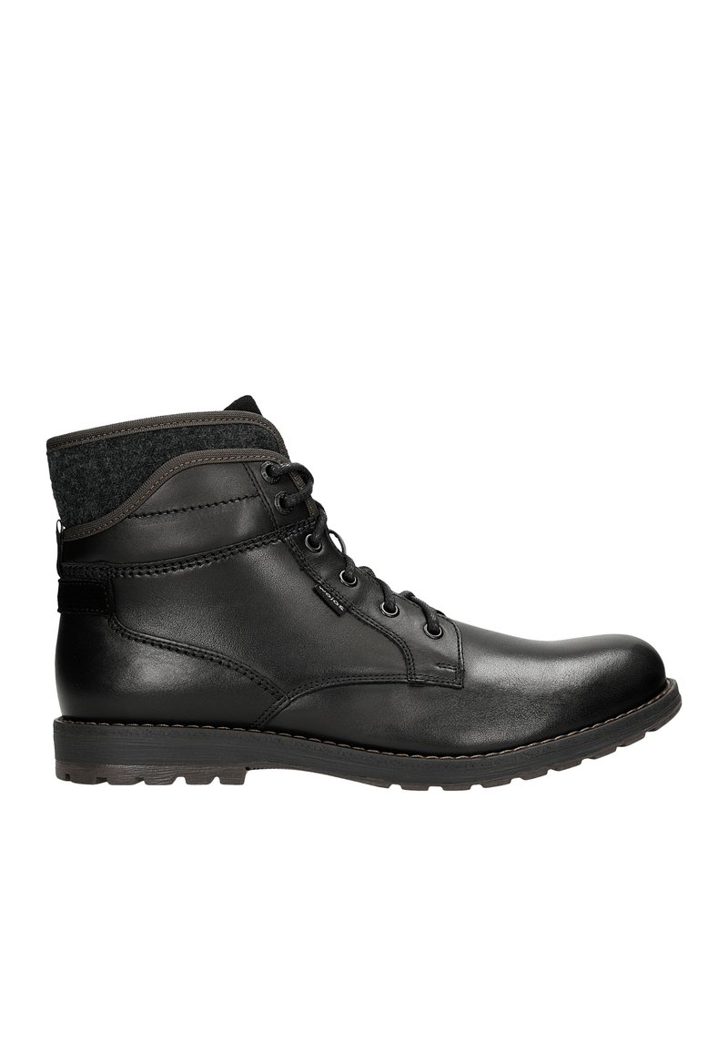 Černé kožené kotníkové boty s texturovaným šedým límcem, vybavené šněrováním, hladkým povrchem a robustním vzorem podrážky.
