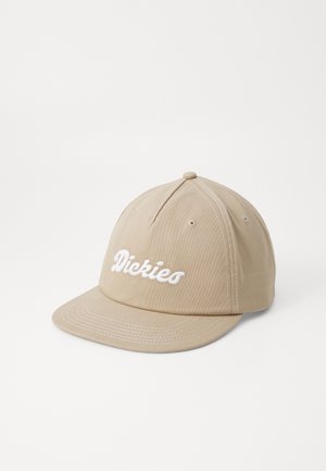 Kraftig cap laget av bomullsblanding, med buet skjerm og brodert hvitt "Dickies"-logo på forsiden, med seks ventilasjonsåpninger.