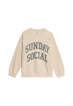 Beige sweatshirt met lange mouwen en een ronde hals. Heeft de tekst "SUNDAY SOCIAL" in donkergrijs over de voorkant. Zachte stof.