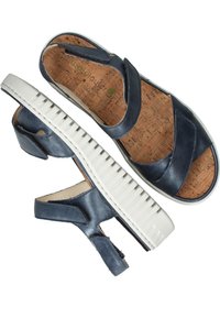 Donkerblauwe leren sandalen met kurken zolen, voorzien van een witte gegroefde zool en een ontwerp met kruisbanden. Verstelbare achterkantband voor een goede pasvorm.