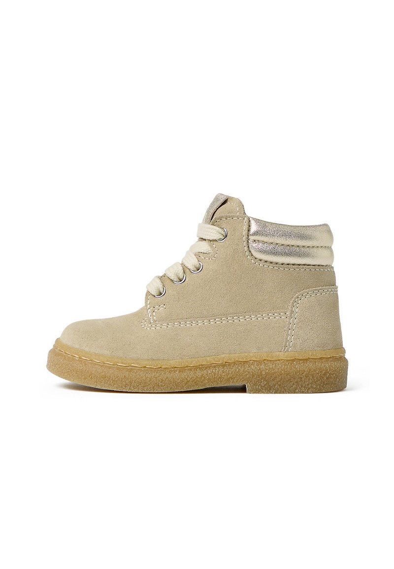 Beiger Wildleder-Stiefelette mit goldenem Metallic-Akzent, traditionellen Schnürsenkeln und einer strukturierten Gummisohle für besseren Halt. Mit gesteppten Details.