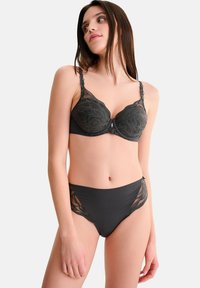 Zwarte kant BH en slipset met bloemenpatronen, onderbedekking ondersteuning en verfijnde details op de bandjes en zijkanten.