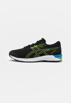 Schwarzer athletischer Laufschuh mit neon-gelben und blauen Akzenten, weißer Sohle und atmungsaktivem Mesh-Obermaterial, von der Außenseite betrachtet.
