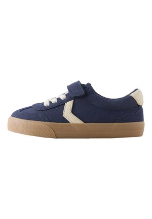 Marineblauwe sneaker met een klittenbandsluiting en vetersluiting, voorzien van een beige accent en een rubberen zool met profiel voor extra grip.