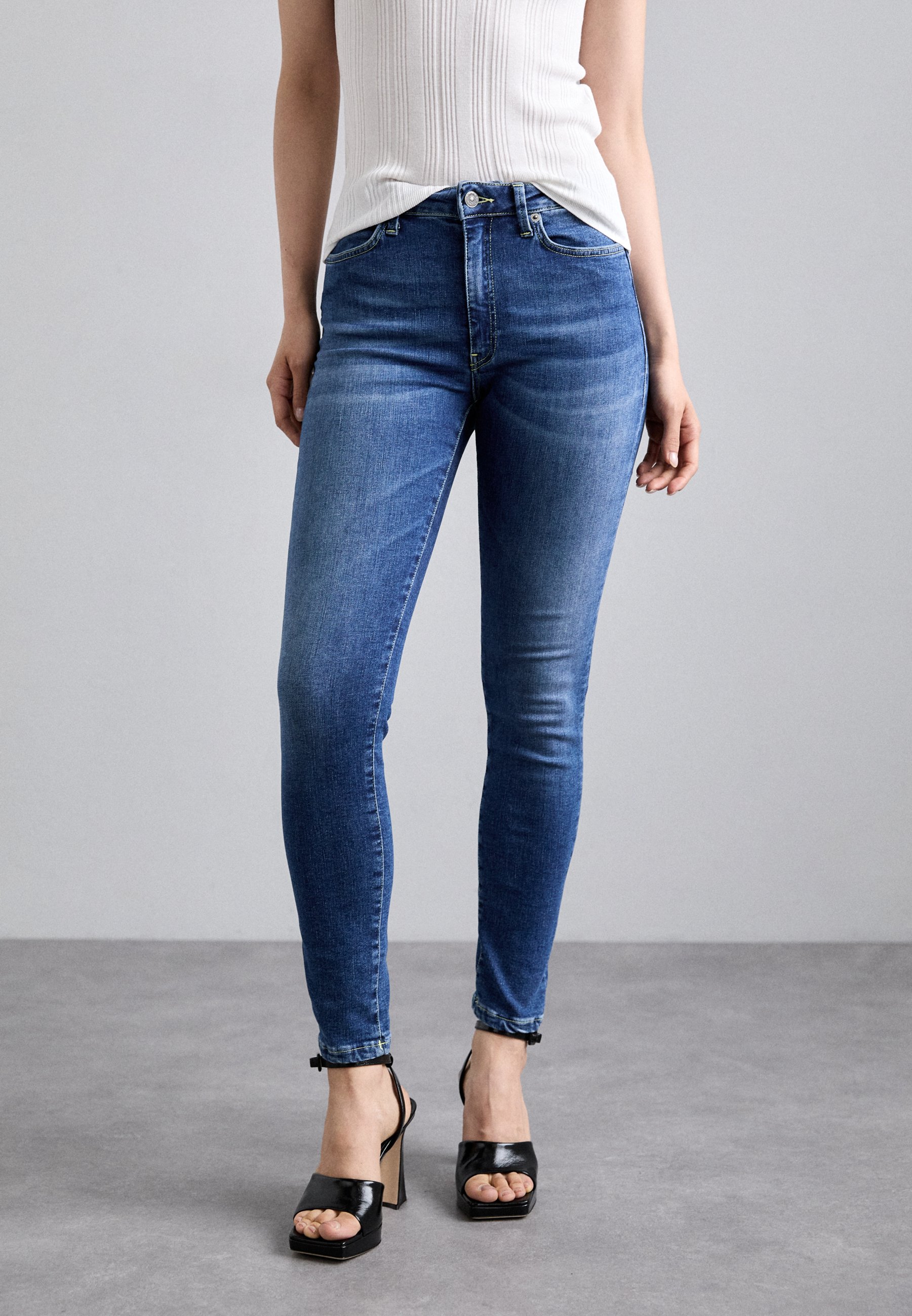 デニム・ジーパン DONDUP IRIS - Super Skinny Fit Jeans Dondup Iris Super Skinny Jeans - Luxury and Comfort in