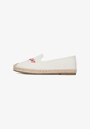 Espadrilles blancas slip-on con texto rojo bordado. Presentan una suela envuelta en yute y un diseño de punta redondeada y plana. Material de lona suave.