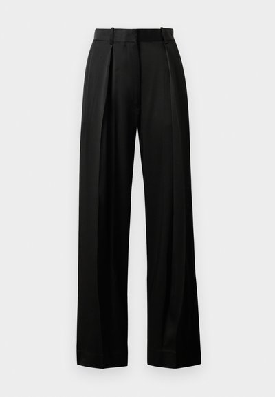Czarne spodnie z szerokimi nogawkami, wykonane z lekkiego materiału w dopasowanym kroju, z fałdami z przodu i płaskim paskiem w talii z pętelkami.