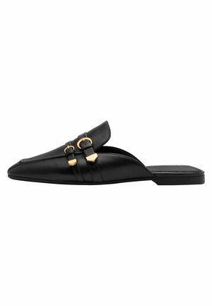 Mustad nahast slip-on kingad terava ninaga, millel on kaks kuldse tooniga pandlat ja ülaosas horisontaalsed triibud. Lamepõhjaga.