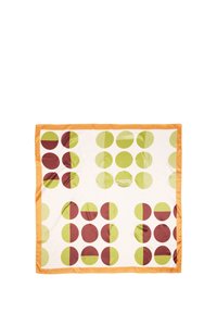 Kwadratowa jedwabna chusta z pomarańczową bordiurą i geometrycznym wzorem pół zielonych i pół bordowych okręgów na kremowym tle.