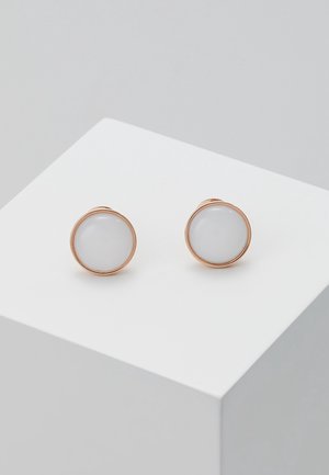 Boucles d'oreilles rondes avec une pierre circulaire blanche sertie dans un cadre en métal couleur or rose. Texture lisse avec finition polie, design minimaliste.