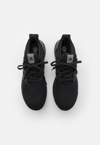 Sapatilhas desportivas pretas com parte superior de malha, design de atacadores, colarinho acolchoado e sola texturizada. Apresenta o logótipo da Adidas na língua e na lateral.