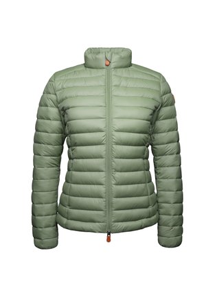 Chaqueta de plumas verde con cuello alto, con acolchado cosido en horizontal y cremallera frontal, acentuada por un tirador marrón.