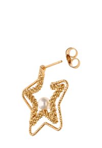 Złote kolczyki w kształcie gwiazdki, z teksturowanym wzorem z drutu i centralną perłą. Zawierają metalowy słupek i zapięcie dla pewnego mocowania.