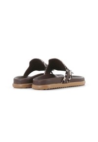 Sandalias de dedo marrones con correas de estampado animal, plantilla texturizada y suela de goma beis con un patrón estriado para mayor tracción.