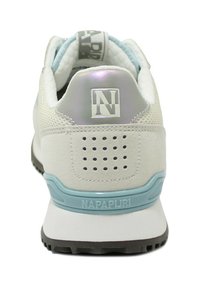 Sneakers bianchi con accenti blu chiaro, materiali in suede e mesh, tallone perforato e un logo metallico. Presentano una suola in gomma testurizzata.