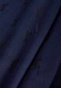 Marineblåt stof med et subtilt tekstureret mønster, der har små sorte silhuetter af hunde, som præsenterer en glat, let skinnende overflade.