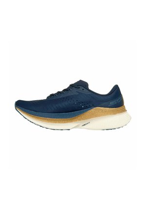 Dunkelblauer Sportschuh mit gold-weißer, dicker, gepolsterter Sohle, atmungsaktivem Obermaterial und Schnürverschluss auf weißem Hintergrund.