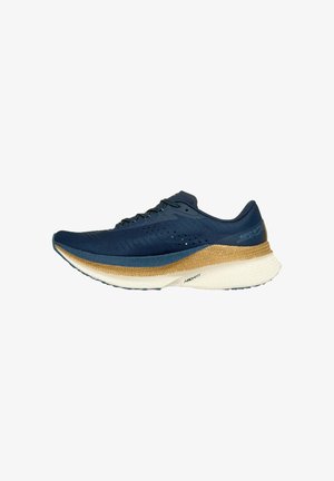 Dunkelblauer Sportschuh mit gold-weißer, dicker, gepolsterter Sohle, atmungsaktivem Obermaterial und Schnürverschluss auf weißem Hintergrund.